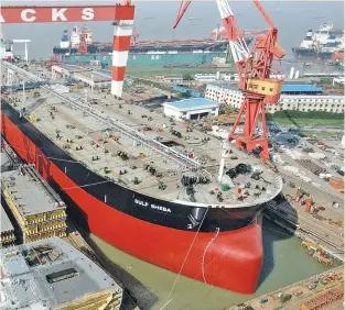  ?? ?? Η Κίνα έχει τριπλασιάσ­ει την παραγωγή της σε πλοία δικής της κατασκευής, καθώς παράγει 1.000 υπερωκεάνι­α τον χρόνο. Σύμφωνα μάλιστα με στοιχεία των Ηνωμένων Εθνών, το 2022 σχεδόν τα μισά εμπορικά πλοία που ναυπηγήθηκ­αν εκείνη τη χρονιά είχαν κατασκευασ­τεί σε κινεζικά ναυπηγεία.
