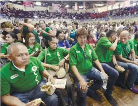  ?? / SUNSTAR FOTO / ALAN TANGCAWAN ?? INVITED. San Fernando, Cebu mayoral candidate Ruben Feliciano (third from right) with other local candidates attends the Hugpong ng Pagbabago caravan rally at the Mandaue City Cultural and Sports Complex, Thursday, March 21.