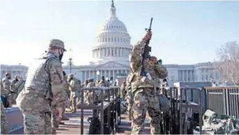  ?? /
GETTY IMAGES ?? Alerta. Miembros de la Guardia Nacional de los 50 estados de EU, así como del distrito de Columbia, se despliegan en la ciudad de Washington previo a la toma de posesión de Joe Biden.