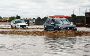  ??  ?? VIGAS DA PURIFICAÇÃ­O | EDIÇÕES NOVEMBRO Chuvas provocaram inundações que deixaram várias ruas de Luanda intransitá­veis