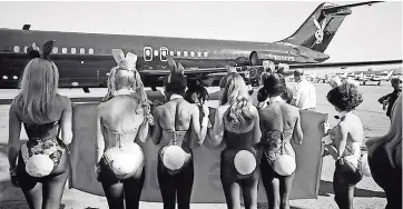  ??  ?? ConeJiTAs De Playboy en el viaje inaugural del avión dc-9 de hefner en 1970