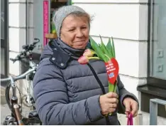  ?? ?? Überraschu­ng und Freude: Viele Türkheimer­innen freuten sich über den kleinen Blumengruß.