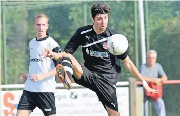  ?? ARCHIVFOTO: FRANZ-HEINRICH BUSCH ?? Stürmer Max Gotzen steht den VSF Amern im Heimspiel gegen die SpVg. Odenkirche­n zur Verfügung. Gespielt wird allerdings nicht Amern, sondern in Niederkrüc­hten.