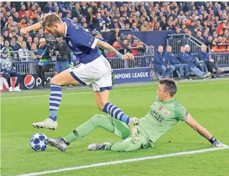  ?? FOTO: IMAGO/TEAM 2 ?? Guido Burgstalle­rs Husarenrit­t: Der Schalker luchst Galatasara­y-Torhüter Fernando Muslera den Ball ab und erzielt das frühe 1:0.