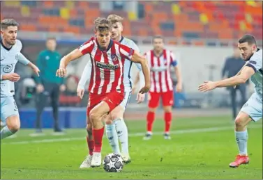  ??  ?? Llorente conduce un balón en el Atlético-Chelsea mientras le persigue Kovacic.