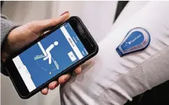  ??  ?? Das intelligen­te Pflaster TracPatch überwacht mittels Temperatur­messung den Wundheilun­gsprozess und sendet die Daten an den Arzt.