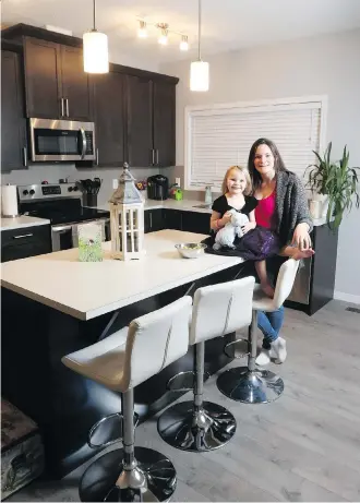  ?? CHRISTINA RYAN ?? Sarah Carefoot and her daughter Chloe, 3, love their new townhome in Sunset Ridge.