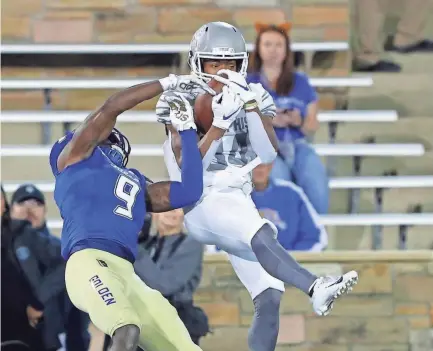  ?? ALONZO ADAMS/USA TODAY SPORTS ?? Memphis wide receiver Calvin Austin III (84) makes a catch on a fourth-down pass as Tulsa cornerback Reggie Robinson II (9) defends during the second quarter on Oct. 26 at Skelly Field at H.A. Chapman Stadium.