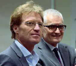  ??  ?? In bilico A sinistra Alessandro Olivi con Michele Nicoletti. A destra Lorenzo Dellai scherza con Vittorio Fravezzi e Gianpiero Passamani