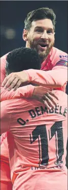  ?? FOTO: MANEL MONTILLA ?? Messi abraza a Dembélé