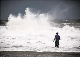  ?? LLOYD FOX/BALTIMORE SUN ?? Jimmy Hayden, 20, an atmospheri­c science major at Salisbury State University, gets a close look at the waves in Ocean City.