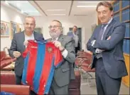  ??  ?? Catalán y López regalaron una camiseta a Relaño.