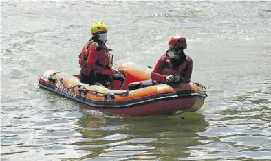  ?? JAIME GALINDO ?? Una lancha con dos bomberos rastrea las orillas del Ebro, ayer por la mañana.