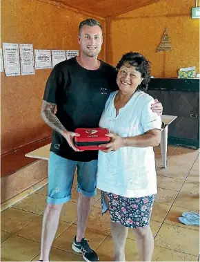  ??  ?? St John Northern Region Community Programmes Manager and Paramedic Peter Hoskin hands over the AED to Vonnie at Waiora marae in Ngataki.