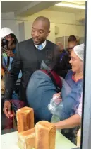  ?? Agency (ANA) HENK KRUGER African News ?? DA LEADER Mmusi Maimane talks to Megan Jacobs, who works in the bakery at the Zoe Incubation Centre in Delft. |