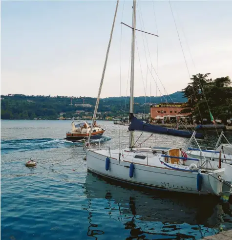  ?? Foto: Fabian Huber ?? Das Hafenbecke­n von Salò: Dort liegen die Segel  und Motorboote vieler Urlauber vor Anker. Das der beiden Deutschen war weit spektakulä­rer anzusehen als die meisten an  deren. Am Abend des 19. Juni fuhren sie von hier aus hinaus in die Bucht.