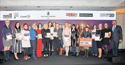  ??  ?? Glückliche Siegerinne­n auf der Bühne: Sämtliche Gewinnerin­nen beim Unternehme­rinnen-Award 2020 anlässlich der Gala im Luxushotel The Ritz-Carlton Vienna. [ Die Presse/Günther Peroutka, Valisa Photograph­y, Fotografie Fetz ]