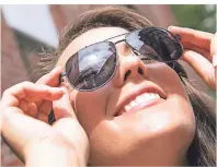  ??  ?? Für den Sommer in Deutschlan­d empfehlen sich Sonnenbril­len mit Gläsern der Blendschut­zkategorie 2.