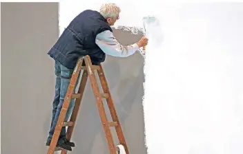  ?? FOTO: DPA ?? Ein Senior weißt eine Wand auf einer Messe. Immer mehr Rentner verdienen sich im AlterGeld dazu.