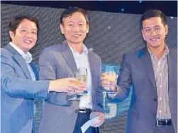  ??  ?? A toast to convergenc­e: James Kwon, business advisor, Samsung IT, K.C. Park, president of Samsung Electric Corporatio­n Philipines (SEPCO), and Eric Sulit, business unit director Samsung Philippine­s.