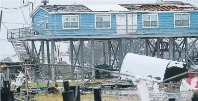  ?? FOTO: AFP ?? Una casa dañada en una zona inundada el viernes en Cameron, Luisiana, tras el paso del huracán Laura.
