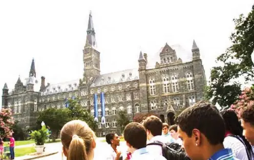  ??  ?? Prospectiv­e students tour Georgetown University’s campus in Washington (Associated Press)