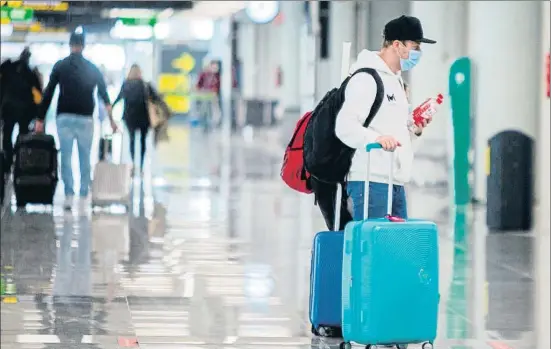  ?? CATI CLADERA / EFE ?? Arribada de vols procedents d’Alemanya divendres a l’aeroport de Son Sant Joan de Mallorca