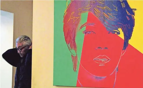  ?? FOTO: EDITION SALZGEBER ?? Der grau gewordene Ryuichi Sakamoto (66) in New York vor dem Warhol-Porträt seines jüngeren Ichs.
Das aktuelle Album von Ryuichi Sakamoto heißt „async“. Der Film dokumentie­rt die Entstehung der Platte.
