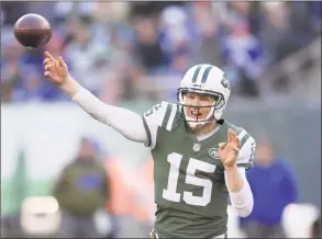  ?? Bill Kostroun / Associated Press ?? Jets quarterbac­k Josh McCown will get his second straight start when the Jets take on the Patriots on Sunday.