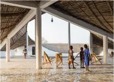  ??  ?? 1. La toiture de chaume coiffant4. le centre culturel et la résidence d’artistes à Sinthian au Sénégal, 2015. CI-CONTRE