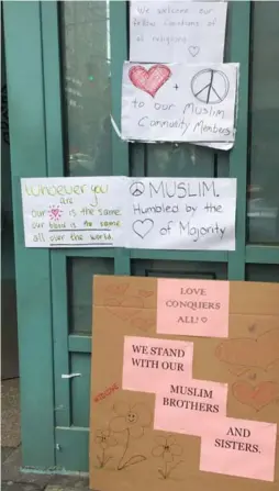  ?? ELLEN BRAIT/TORONTO STAR ?? Signs of support were taped to the wall of downtown mosque Masjid Toronto.