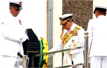  ??  ?? Sultan Sharafuddi­n lays a wreath at the Selangor Warriors’ Memorial. — Bernama photo