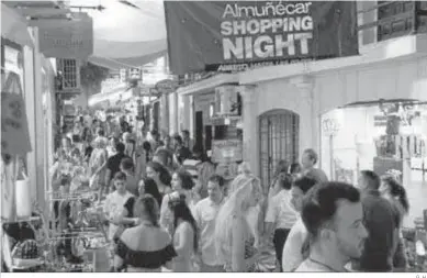  ?? G. H. ?? Habitantes de Almuñécar y turistas durante la celebració­n de la última “Shopping Night” sexitana.