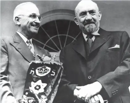  ?? (Courtesy Harry S. Truman Library & Museum) ?? ISRAEL’S FIRST president Chaim Weizmann presents US president Harry Truman with a Torah in 1948.