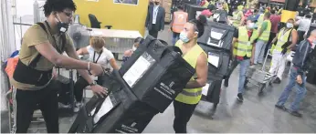  ??  ?? Las valijas electorale­s contienen además insumos para evitar el contagio del Covid-19