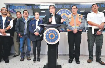  ?? FOTO: MARVIN SALGADO ?? El presidente Juan Orlando Hernández y su cuerpo de ministros al momento de anunciar a la población que se decretó el estado de emergencia para recuperar las zonas devastadas.