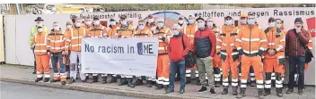  ?? FOTO: STADT METTMANN ?? Beim von Angelika Dünnwald geleiteten Baubetrieb­shof arbeiten Mitarbeite­r aus 16 Nationen. „Wir erleben dieses internatio­nale Miteinande­r als alltäglich.“Das Team setzt ein Zeichen gegen Rassismus.