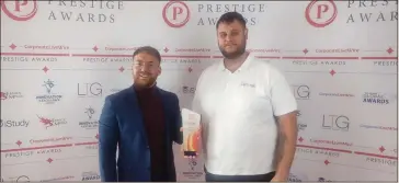  ?? ?? Damon Travis (right), of Best Mortgage Direct, collecting the Prestige Award.