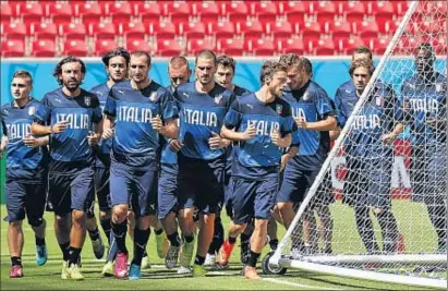  ?? CHEMA MOYA / EFE ?? Els jugadors de
l’azzurra es van entrenar ahir a l’estadi que acollirà el duel davant Costa Rica