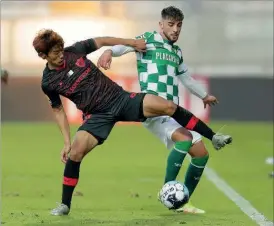  ?? ?? Morita (Santa Clara) e Ismael (Moreirense) em lance do jogo de ontem