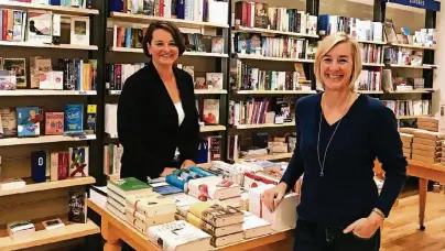  ?? FOTOS (4): MARC INGEL ?? Die Buchhändle­rinnen Christine Bolland (l.) und Elke Böttcher sind die Initiatore­n der Zoo-Nacht. Vor einem Jahr waren sie mit ihrer Idee noch allein auf weiter Flur, jetzt haben sich fast 40 „Nachbarn“angeschlos­sen.