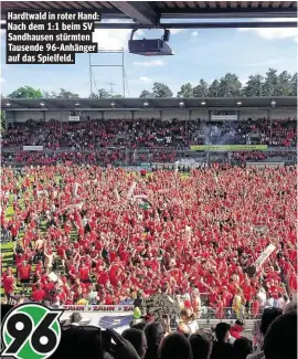 ??  ?? Hardtwald in roter Hand: Nach dem 1:1 beim SV Sandhausen stürmten Tausende 96-Anhänger auf das Spielfeld.