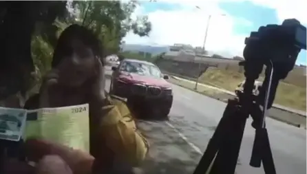  ?? CAPTUrA DE PANTALLA ?? La cámara del policía grabó cuando la hermana del funcionari­o hablaba por teléfono.