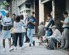  ?? ANA JIMÉNEZ ?? Cues a les portes de les dependènci­es del carrer Muntaner