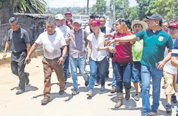  ??  ?? En el pueblo Santa María Nativitas, Claudia Sheinbaum se comprometi­ó que a las personas damnificad­as se les entregarán apoyos directos, para garantizar su derecho a la vivienda, no créditos bancarios.