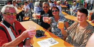  ??  ?? Den vielen hundert Besuchern hat es beim Herbstfest in Neulobeda offensicht­lich gefallen. Ein Reigen vielfältig­ster Tanzdarbie­tungen begeistert­e das Publikum.