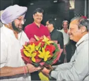  ??  ?? Chief general manager, Indian Oil Corporatio­n Limited, Sandeep Jain welcoming CM Capt Amarinder Singh as senior resident editor Ramesh Vinayak looks on
