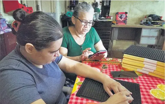  ??  ?? 1 Apoyo Johana es una estudiante destacada que recibe sus clases con la ayuda de su abuela. Usa el sistema braille y el celular para realizar las tareas.