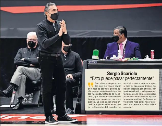  ??  ?? Sergio aplaude a sus jugadores durante el Raptors-Rockets del pasado viernes en su estreno como entrenador principal en la NBA en el Amalie Arena de Tampa.