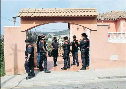  ?? JAUME SELLART / EFE ?? Un grupo de mossos en una casa en Segur de Calafell en la que se localizó una plantación de marihuana, ayer